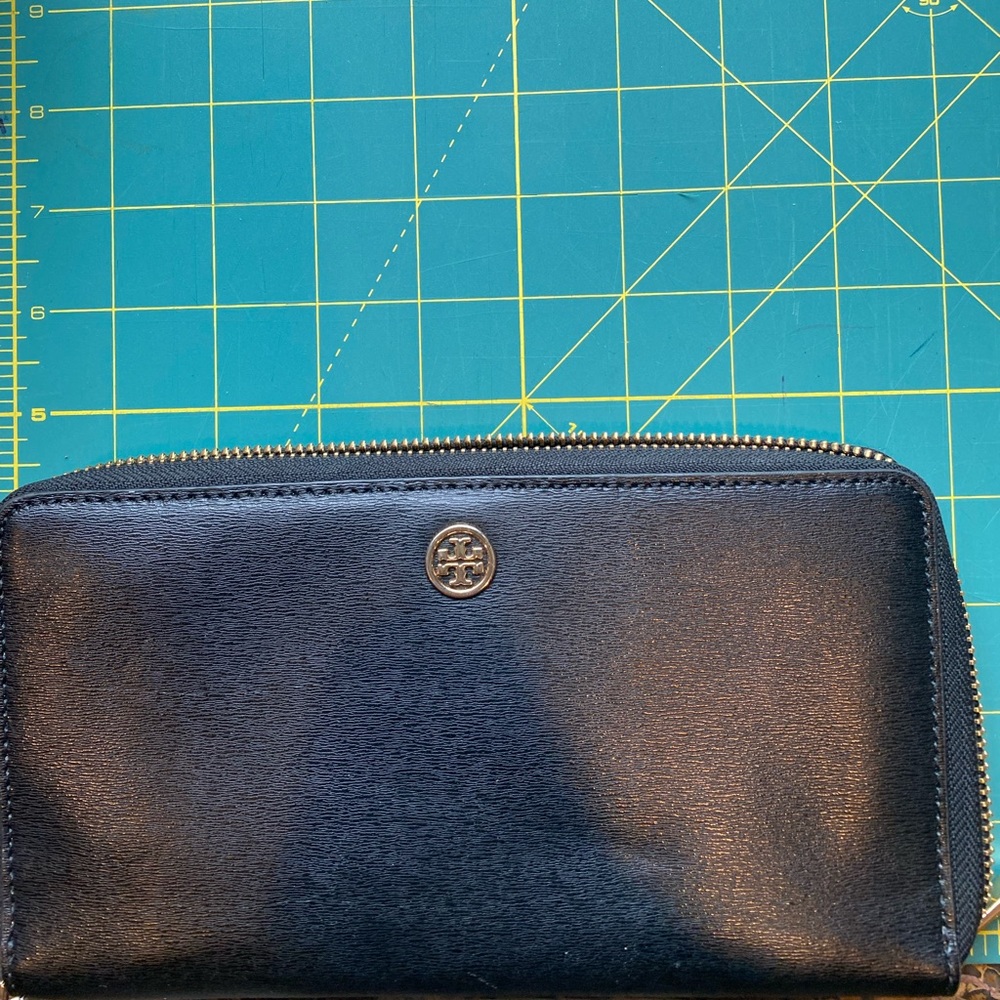 Lovely Tory Burch Continental Wallet.